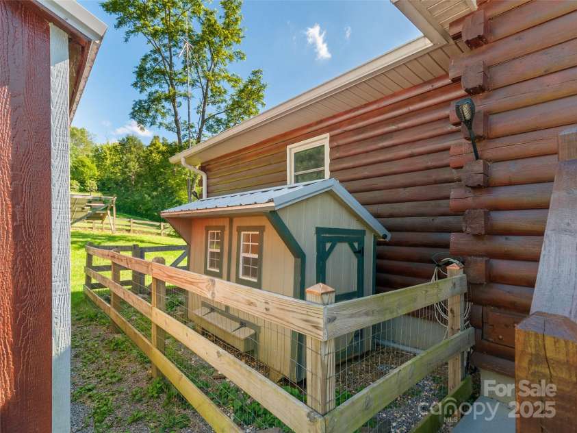 672 Windswept Ridge Road, Canton, NC 28716.  MLS# CAR4279177, YatesRealty ID 24492. 