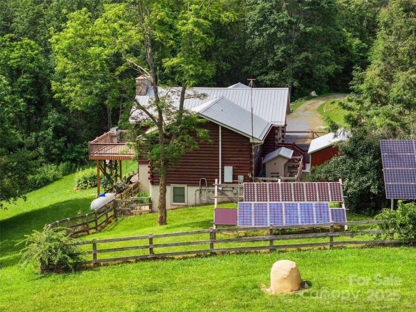 672 Windswept Ridge Road, Canton, NC 28716.  MLS# CAR4279177, YatesRealty ID 24492. 