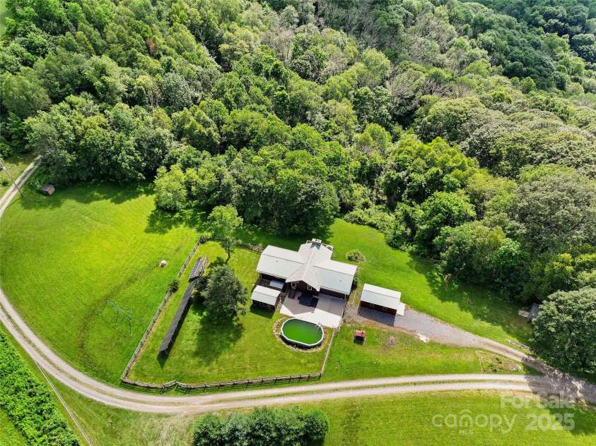 672 Windswept Ridge Road, Canton, NC 28716.  MLS# CAR4279177, YatesRealty ID 24492. 