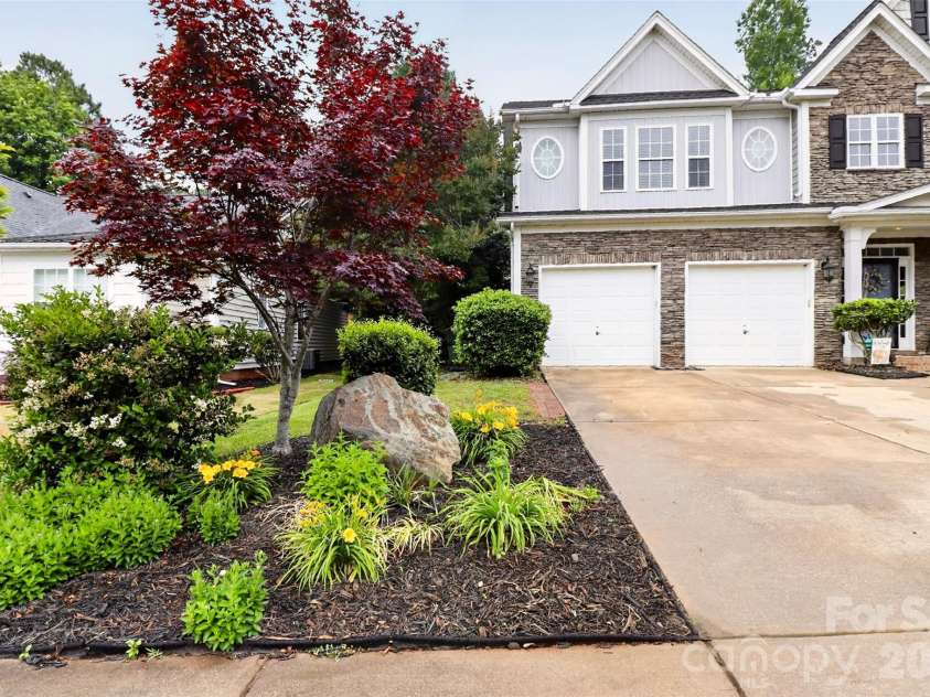 566 Cotton Field Road, Rock Hill, SC 29732.  MLS# CAR4378957, YatesRealty ID 24493. Driveway
