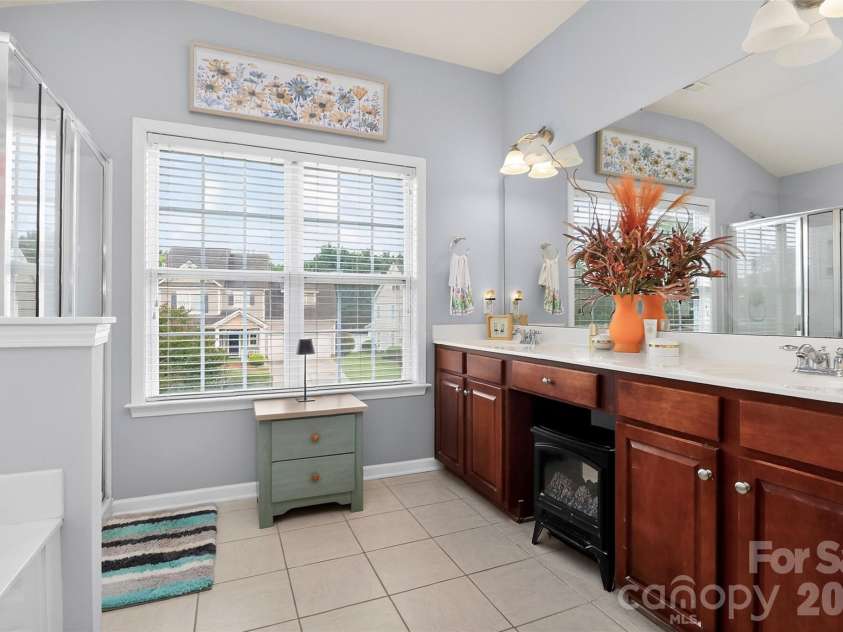 566 Cotton Field Road, Rock Hill, SC 29732.  MLS# CAR4378957, YatesRealty ID 24493. Primary Bath