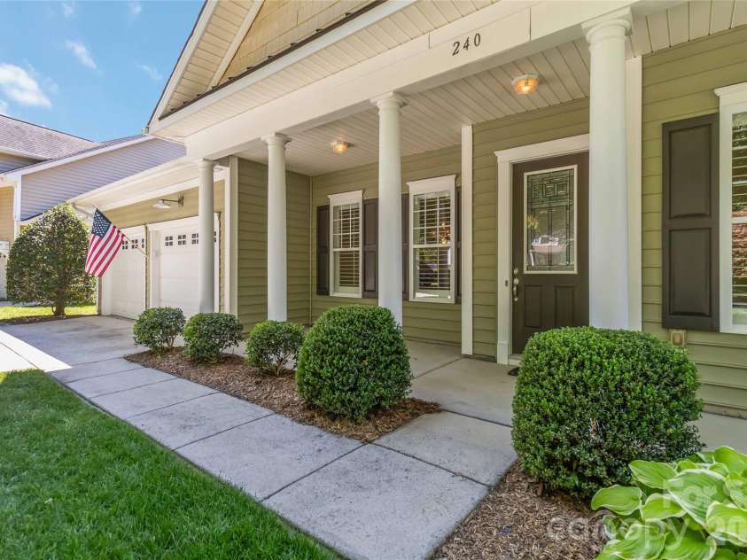 240 Clairborne Court, Matthews, NC 28104.  MLS# CAR4382430, YatesRealty ID 24494. 