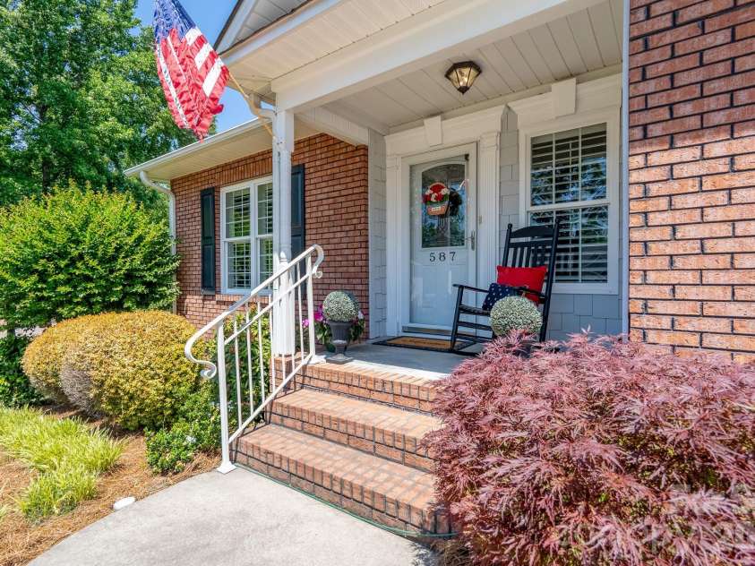 587 Marigold Drive, Kannapolis, NC 28083.  MLS# CAR4383052, YatesRealty ID 24496. Beautiful Landscaping