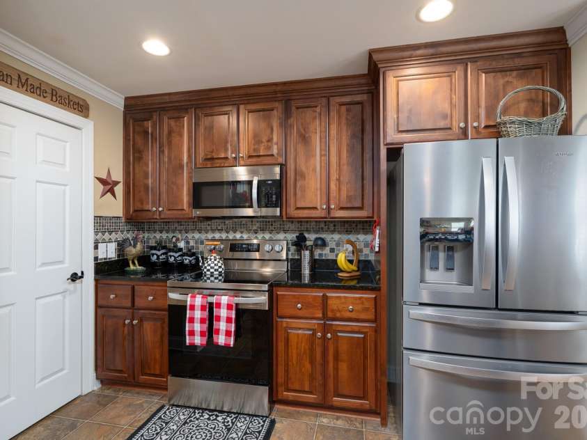 587 Marigold Drive, Kannapolis, NC 28083.  MLS# CAR4383052, YatesRealty ID 24496. Custom Kitchen Cabinetry