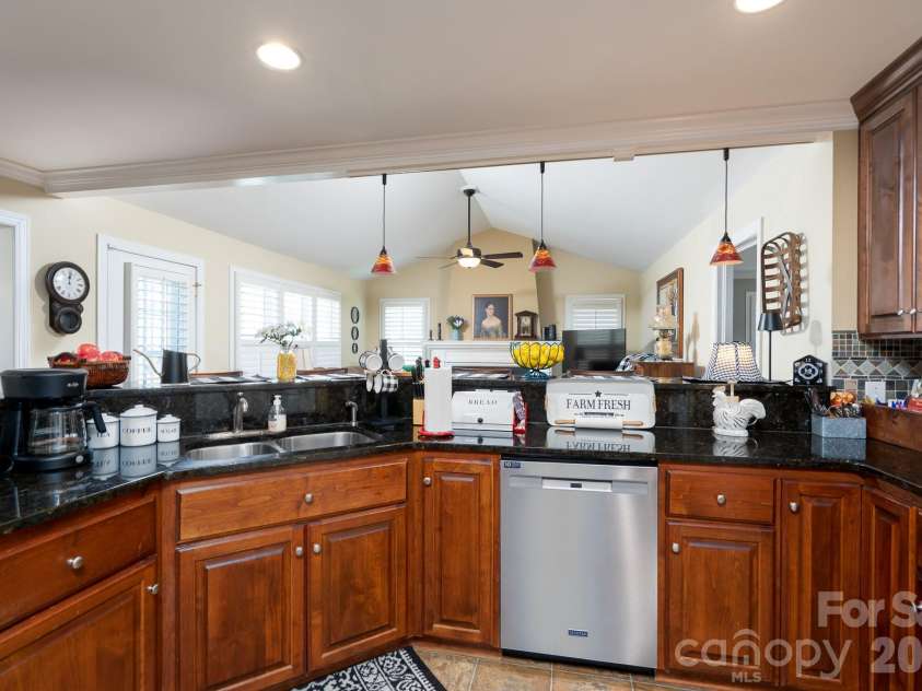 587 Marigold Drive, Kannapolis, NC 28083.  MLS# CAR4383052, YatesRealty ID 24496. Custom Kitchen Cabinetry & Granite Countertops