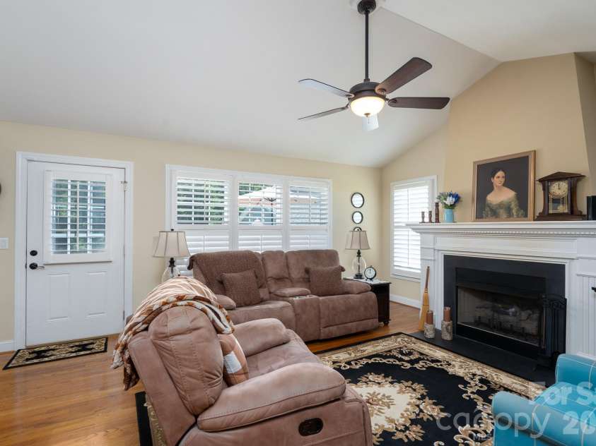 587 Marigold Drive, Kannapolis, NC 28083.  MLS# CAR4383052, YatesRealty ID 24496. Large Living Room