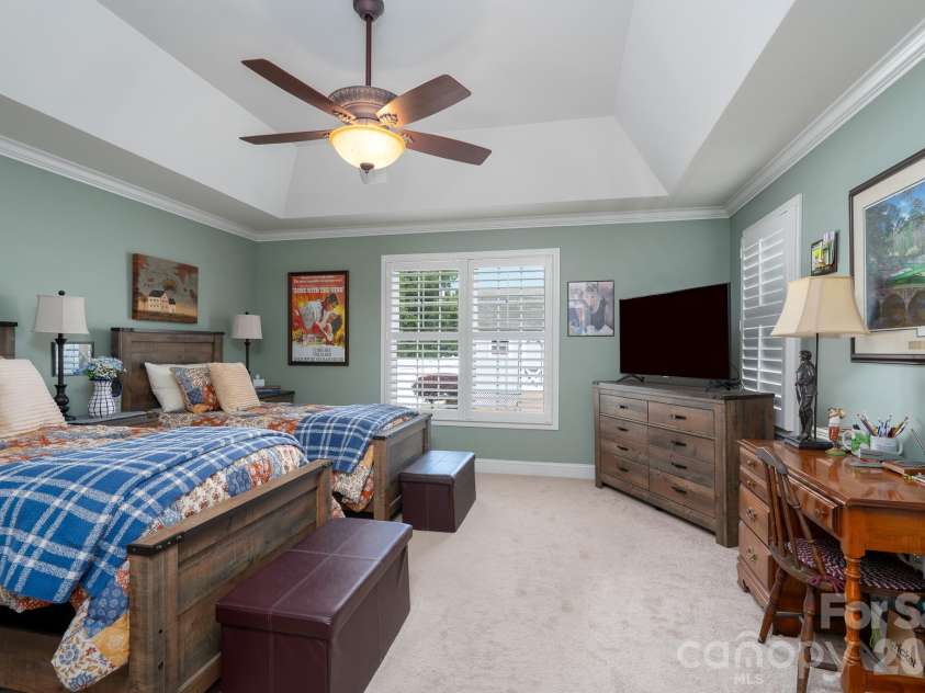 587 Marigold Drive, Kannapolis, NC 28083.  MLS# CAR4383052, YatesRealty ID 24496. Oversized Primary Bedroom on Main Level