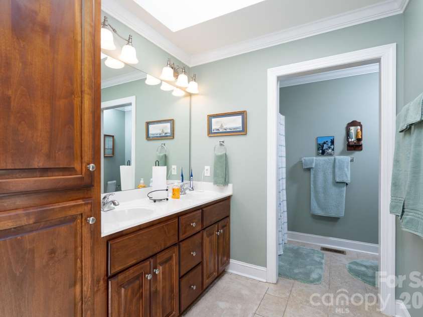 587 Marigold Drive, Kannapolis, NC 28083.  MLS# CAR4383052, YatesRealty ID 24496. Primary Bath