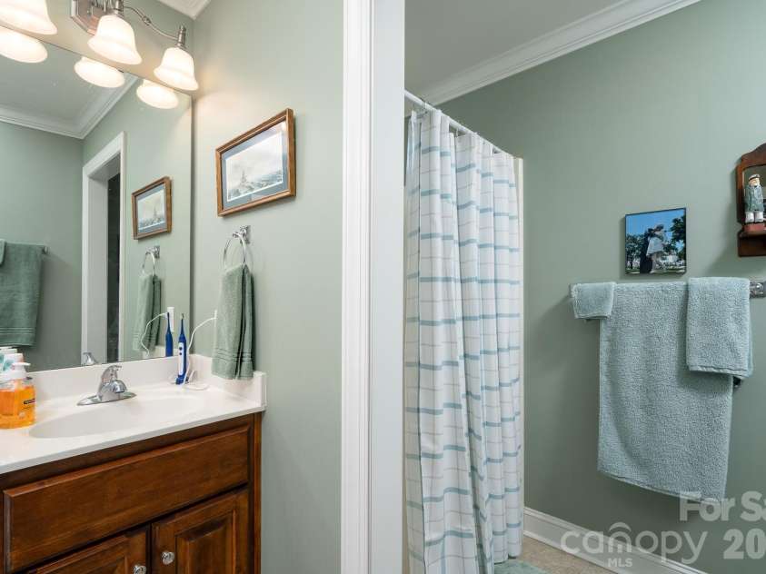 587 Marigold Drive, Kannapolis, NC 28083.  MLS# CAR4383052, YatesRealty ID 24496. Primaty Bath