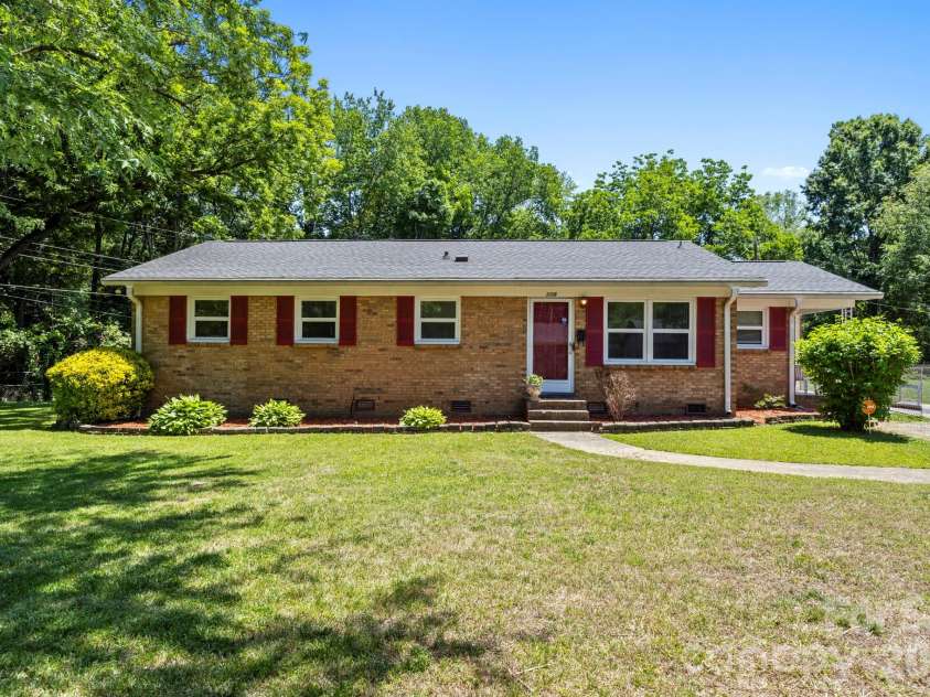 3326 Dunaire Drive, Charlotte, NC 28205.  MLS# CAR4384451, YatesRealty ID 24499. 