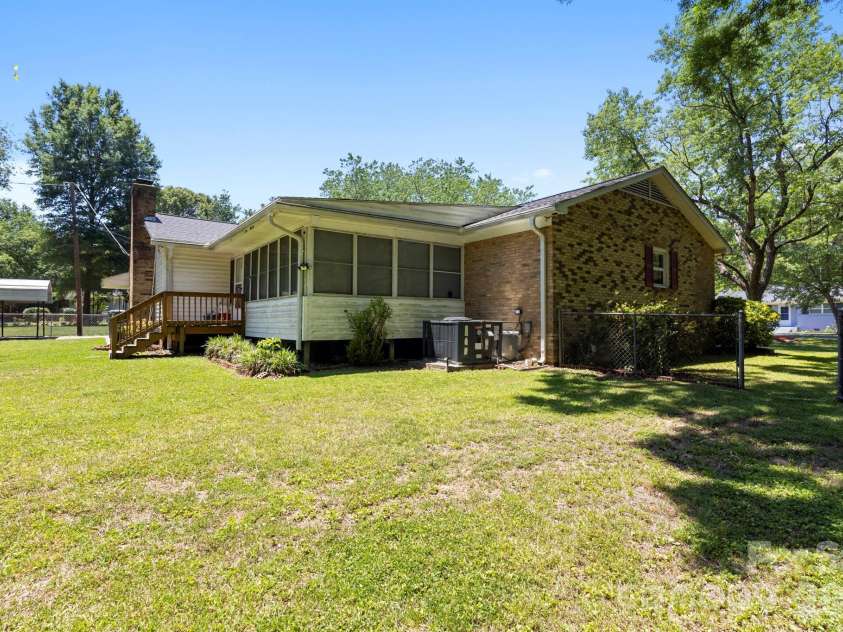 3326 Dunaire Drive, Charlotte, NC 28205.  MLS# CAR4384451, YatesRealty ID 24499. 