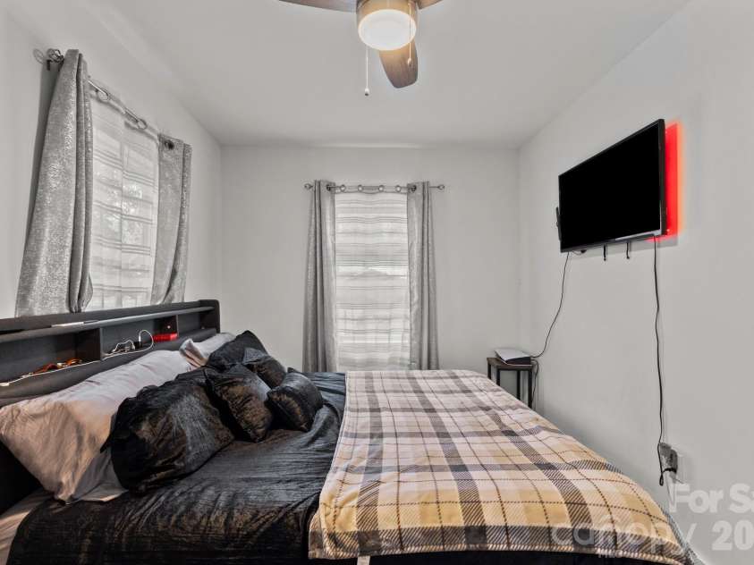 3326 Dunaire Drive, Charlotte, NC 28205.  MLS# CAR4384451, YatesRealty ID 24499. 