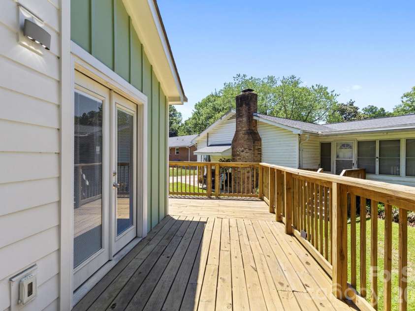 3326 Dunaire Drive, Charlotte, NC 28205.  MLS# CAR4384451, YatesRealty ID 24499. 
