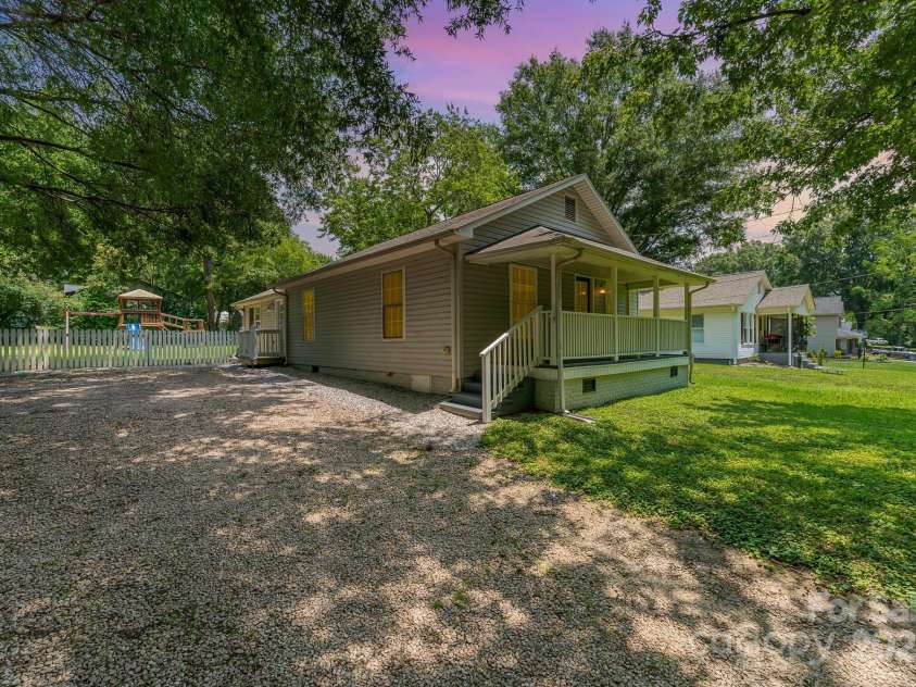 909 Lakeview Street, Kannapolis, NC 28083.  MLS# CAR4273870, YatesRealty ID 24499. 