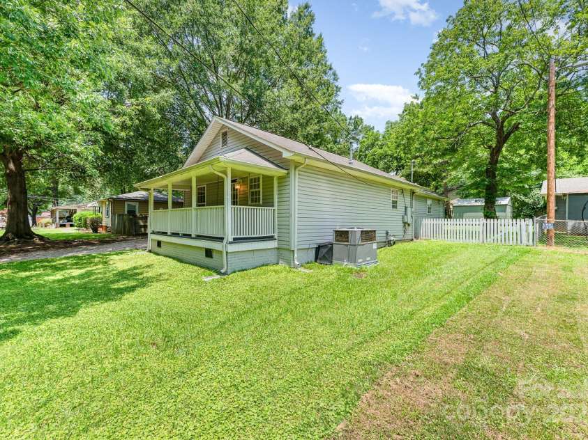 909 Lakeview Street, Kannapolis, NC 28083.  MLS# CAR4273870, YatesRealty ID 24499. 
