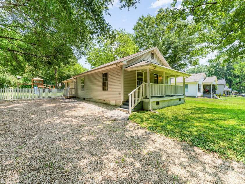 909 Lakeview Street, Kannapolis, NC 28083.  MLS# CAR4273870, YatesRealty ID 24499. 