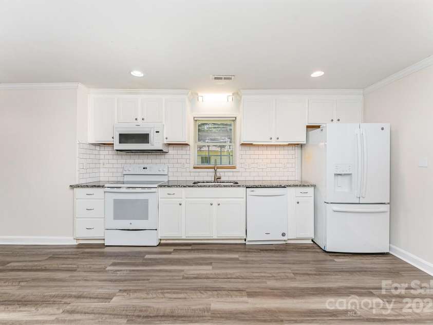 909 Lakeview Street, Kannapolis, NC 28083.  MLS# CAR4273870, YatesRealty ID 24499. 