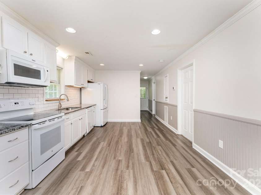 909 Lakeview Street, Kannapolis, NC 28083.  MLS# CAR4273870, YatesRealty ID 24499. 