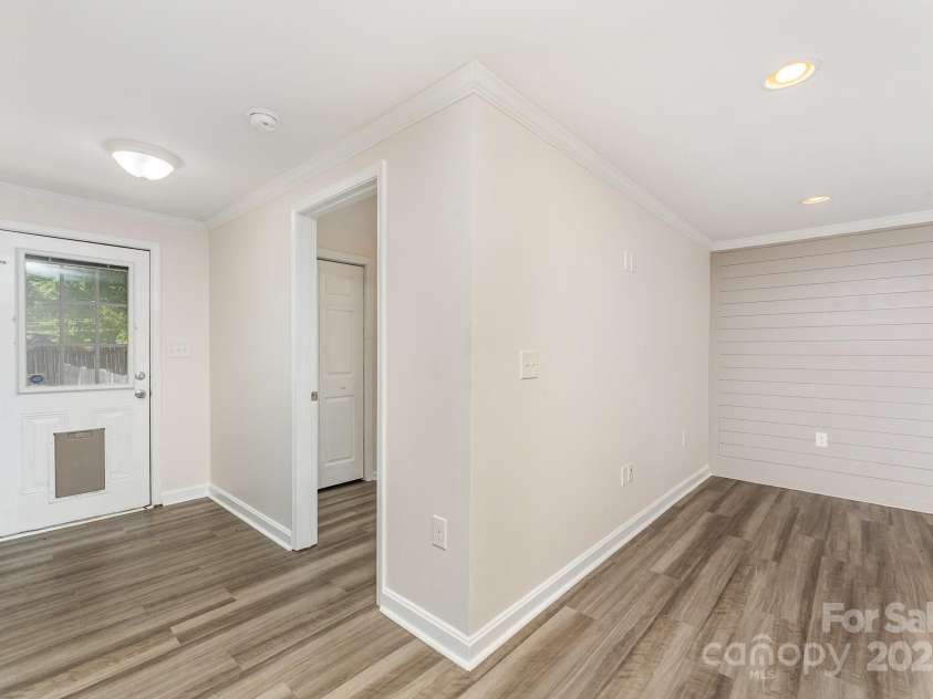 909 Lakeview Street, Kannapolis, NC 28083.  MLS# CAR4273870, YatesRealty ID 24499. 