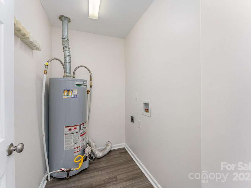 909 Lakeview Street, Kannapolis, NC 28083.  MLS# CAR4273870, YatesRealty ID 24499. 