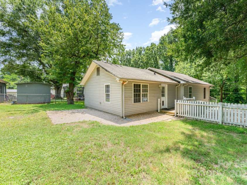 909 Lakeview Street, Kannapolis, NC 28083.  MLS# CAR4273870, YatesRealty ID 24499. 