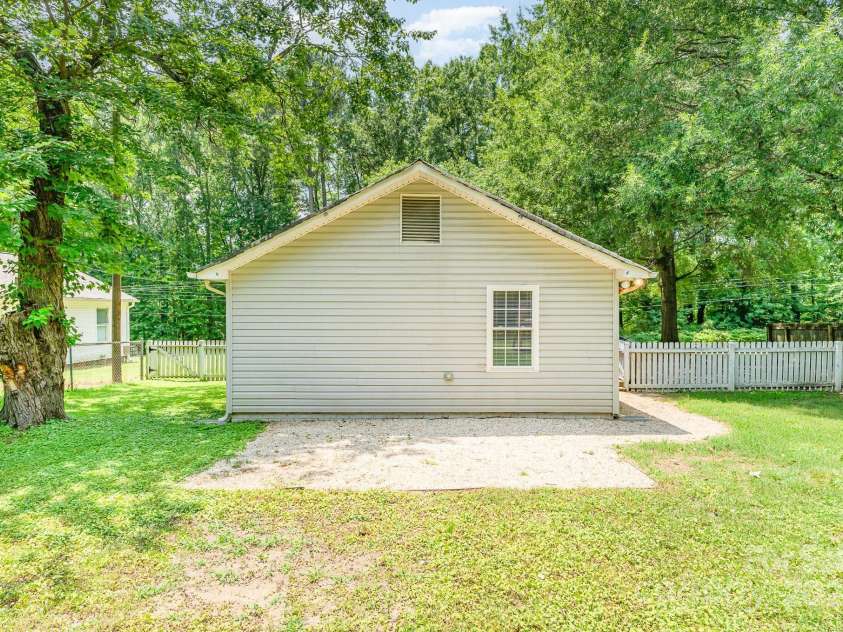 909 Lakeview Street, Kannapolis, NC 28083.  MLS# CAR4273870, YatesRealty ID 24499. 