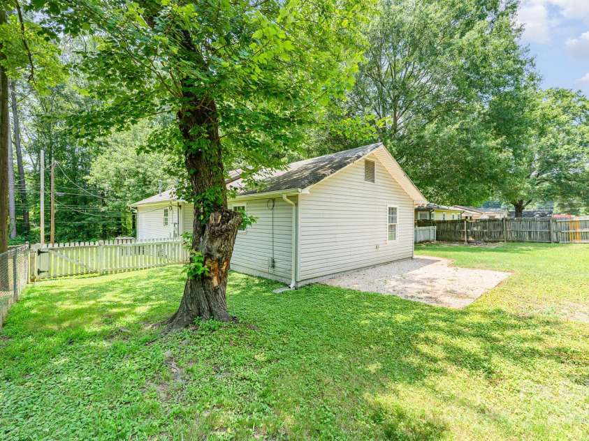 909 Lakeview Street, Kannapolis, NC 28083.  MLS# CAR4273870, YatesRealty ID 24499. 