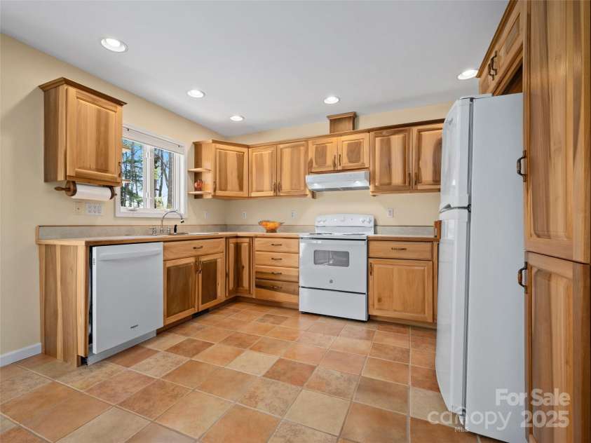367 Cresent Street, Saluda, NC 28773.  MLS# CAR4235298, YatesRealty ID 2450. Kitchen