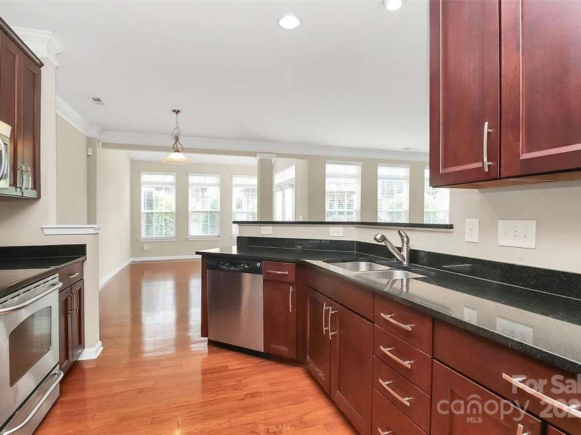 3251 Park South Station Boulevard, Charlotte, NC 28210.  MLS# CAR4255933, YatesRealty ID 24500. 