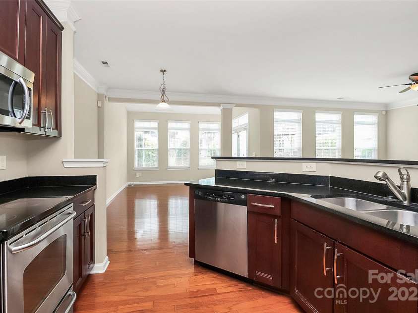3251 Park South Station Boulevard, Charlotte, NC 28210.  MLS# CAR4255933, YatesRealty ID 24500. 