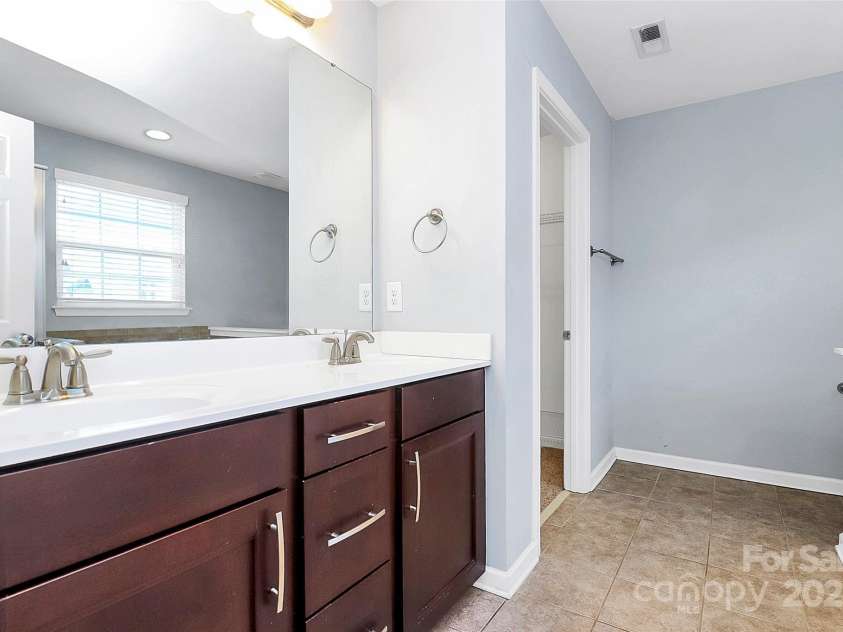 3251 Park South Station Boulevard, Charlotte, NC 28210.  MLS# CAR4255933, YatesRealty ID 24500. 