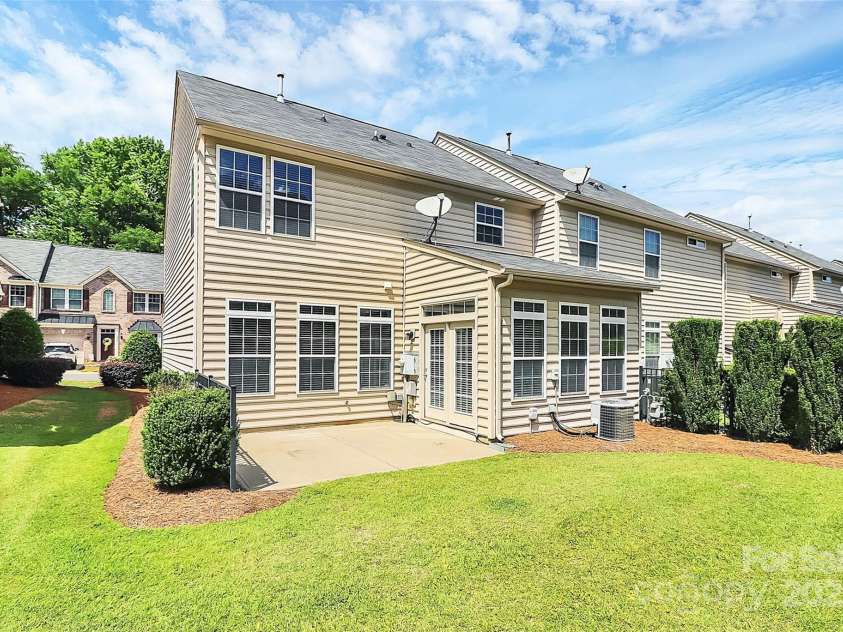 3251 Park South Station Boulevard, Charlotte, NC 28210.  MLS# CAR4255933, YatesRealty ID 24500. 