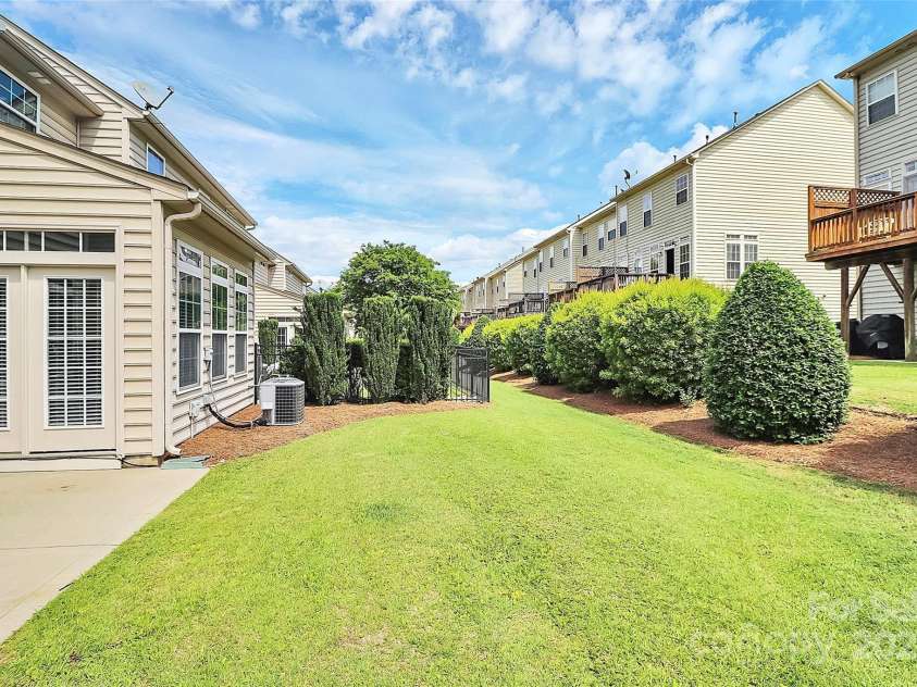 3251 Park South Station Boulevard, Charlotte, NC 28210.  MLS# CAR4255933, YatesRealty ID 24500. 