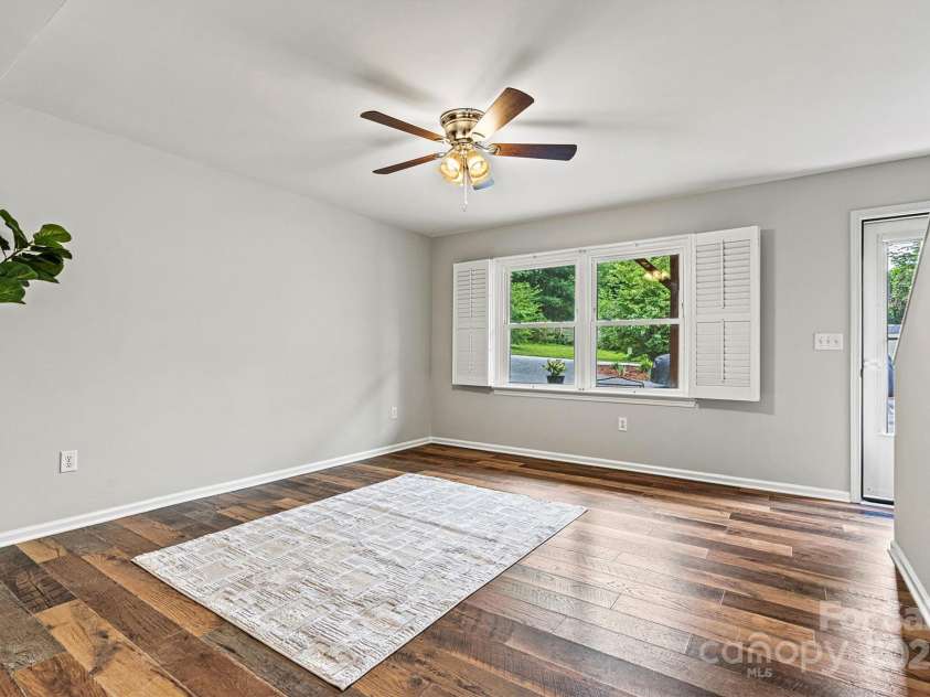 729 Tenth Avenue, Hickory, NC 28601.  MLS# CAR4268030, YatesRealty ID 24503. 