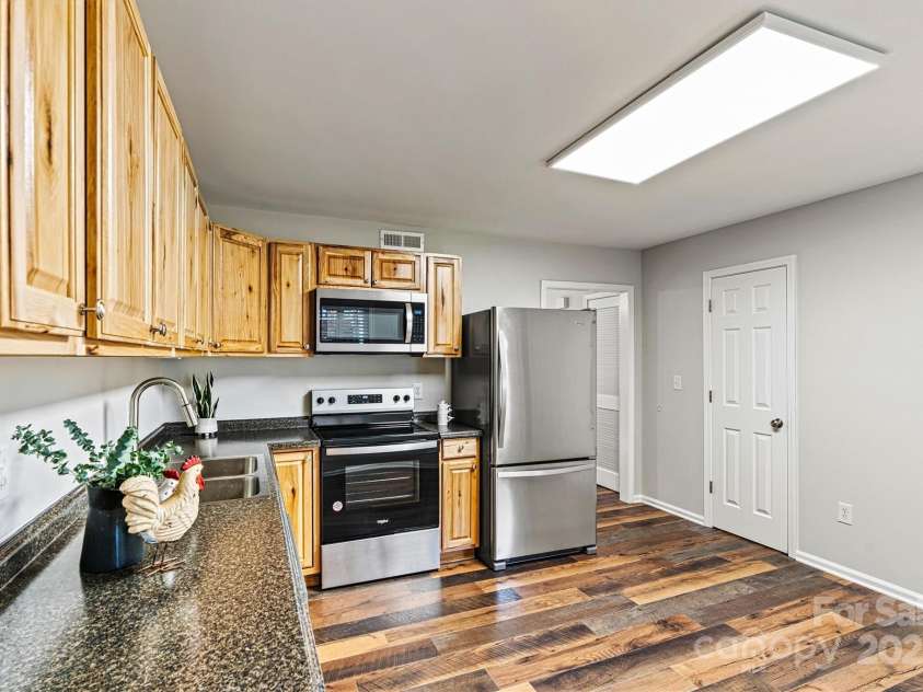 729 Tenth Avenue, Hickory, NC 28601.  MLS# CAR4268030, YatesRealty ID 24503. 