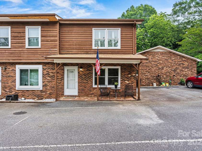 729 Tenth Avenue, Hickory, NC 28601.  MLS# CAR4268030, YatesRealty ID 24503. 
