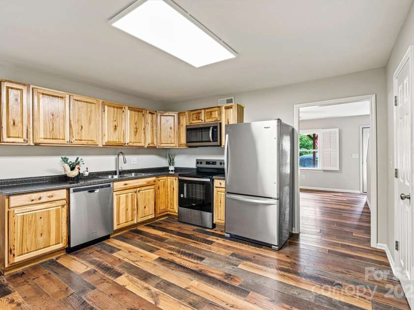 729 Tenth Avenue, Hickory, NC 28601.  MLS# CAR4268030, YatesRealty ID 24503. 