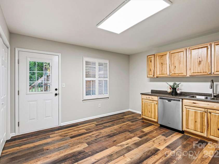 729 Tenth Avenue, Hickory, NC 28601.  MLS# CAR4268030, YatesRealty ID 24503. 