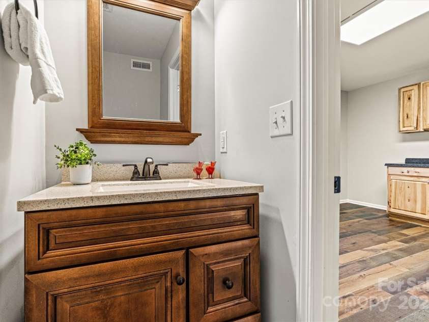 729 Tenth Avenue, Hickory, NC 28601.  MLS# CAR4268030, YatesRealty ID 24503. 