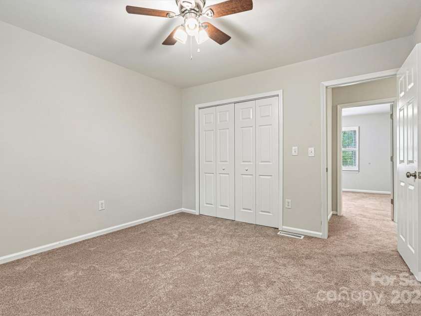 729 Tenth Avenue, Hickory, NC 28601.  MLS# CAR4268030, YatesRealty ID 24503. 