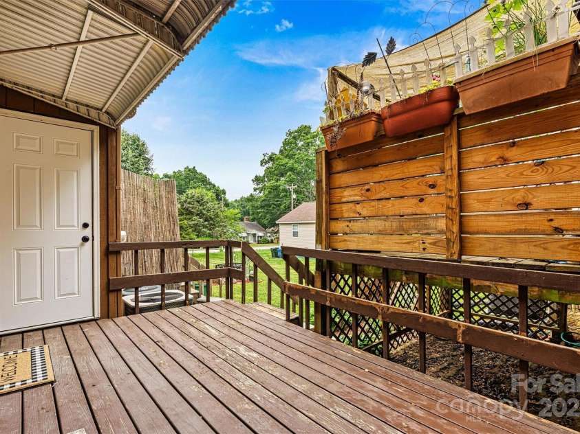 729 Tenth Avenue, Hickory, NC 28601.  MLS# CAR4268030, YatesRealty ID 24503. 