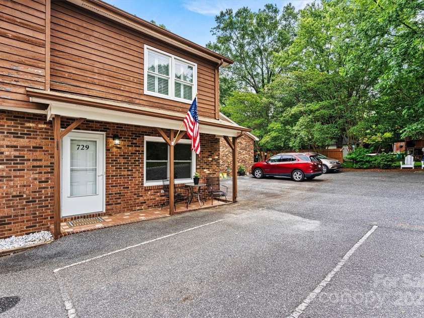 729 Tenth Avenue, Hickory, NC 28601.  MLS# CAR4268030, YatesRealty ID 24503. 