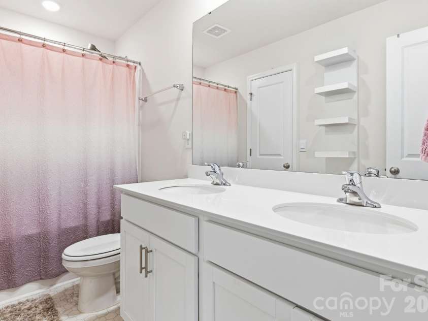 147 Ashelyn Park Drive, Fletcher, NC 28732.  MLS# CAR4357143, YatesRealty ID 24506. Additional Upstairs Shared Full Bathroom