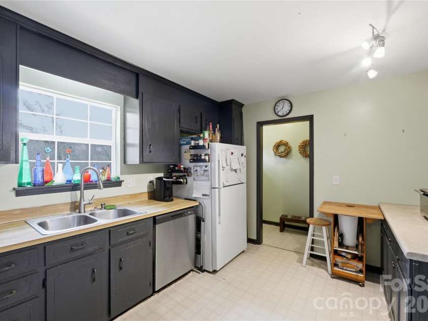 9444 Stately Oak Lane, Mint Hill, NC 28227.  MLS# CAR4345768, YatesRealty ID 24508. 