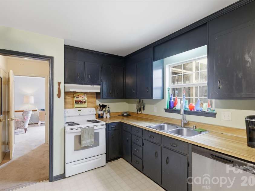 9444 Stately Oak Lane, Mint Hill, NC 28227.  MLS# CAR4345768, YatesRealty ID 24508. 