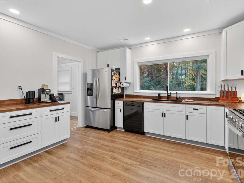 6431 Rosecrest Drive, Charlotte, NC 28210.  MLS# CAR4335121, YatesRealty ID 2451. 