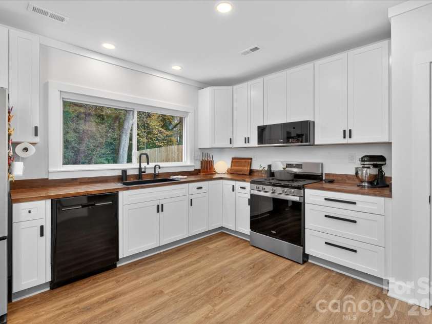 6431 Rosecrest Drive, Charlotte, NC 28210.  MLS# CAR4335121, YatesRealty ID 2451. 