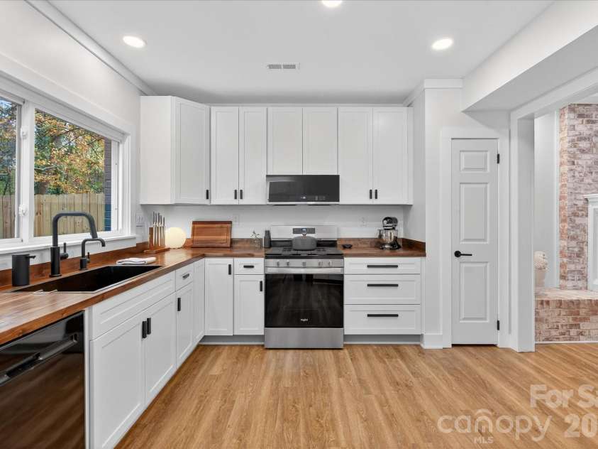 6431 Rosecrest Drive, Charlotte, NC 28210.  MLS# CAR4335121, YatesRealty ID 2451. 