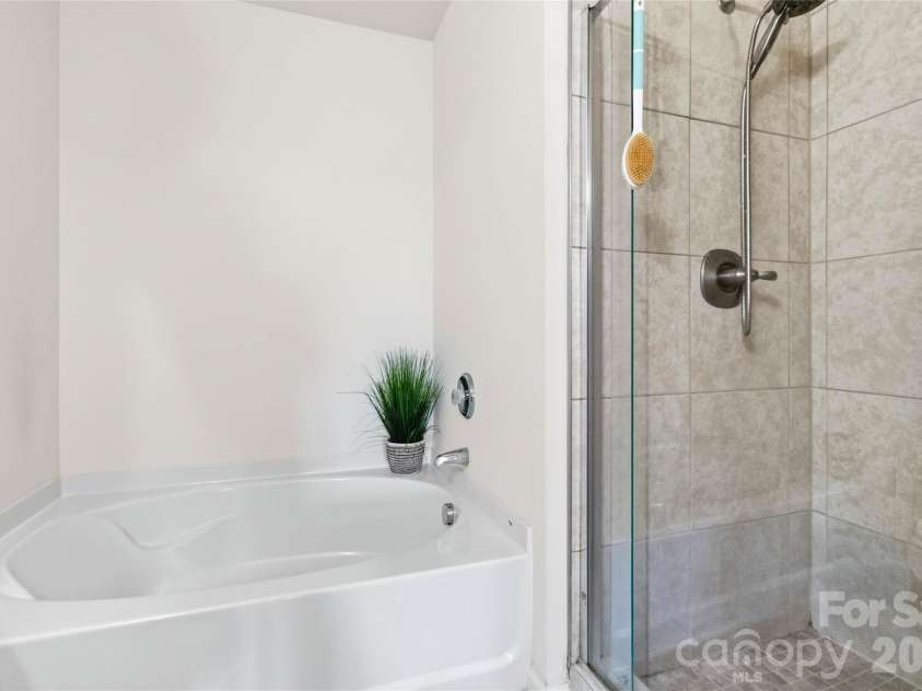 1839 Bray Drive, Charlotte, NC 28214.  MLS# CAR4374895, YatesRealty ID 24512. Owner Suite Bath