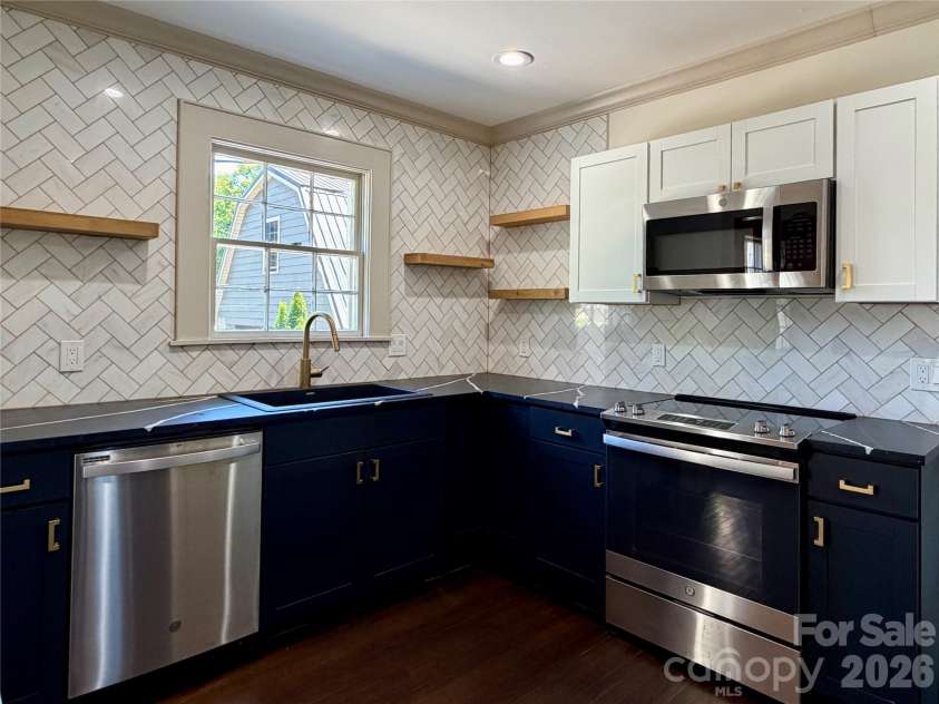 1024 Rockway Drive, Charlotte, NC 28205.  MLS# CAR4384248, YatesRealty ID 24513. 